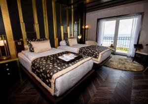 Кровать или кровати в номере Rocks Hotel & Casino +37 фотографий