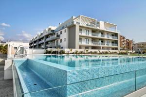 basen przed budynkiem w obiekcie Panorama Beach - Sky View w mieście Torrox Costa