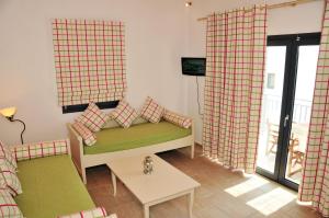 salon z kanapą i stołem w obiekcie Kleopatra Villas - Seaside Suites w mieście Kolios