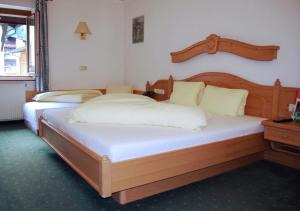 Łóżko lub łóżka w pokoju w obiekcie Hotel Nassereinerhof