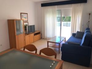 uma sala de estar com uma mesa de bilhar e um sofá em La Riviera - Serviden em Denia
