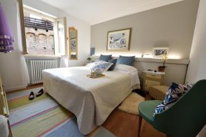 a small bedroom with a bed and a chair at Residenza Aurora in Gradara