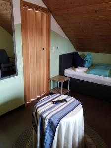 a room with two beds and a table in it at Mama Leone in Weihenstephan +29 photos