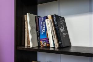 Knihovna v hostelu