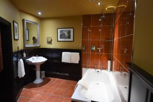 Ванная комната в Lumley Castle Hotel