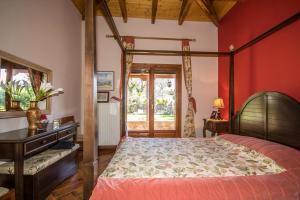 um quarto com uma cama com uma estrutura em madeira em Luxury Villa Helios em Koropi