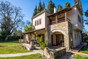 una gran casa blanca con un arco en Luxury Villa Helios, en Koropi