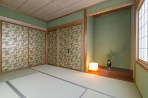 a room with green walls and a window at villa yawaragi in Fujikawaguchiko +75 photos