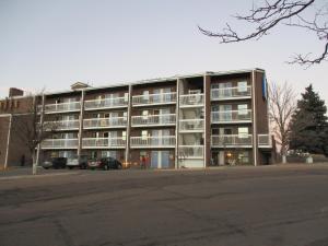 an apartment building with cars parked in front of it at Studio 6 Colorado Springs, Colorado - Air Force Academy in Colorado Springs