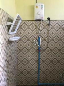 a bathroom with a shower with a shower head and a hose at Np THE PAI Resort นครสวรรค์ in Ban Pak Nam Pho