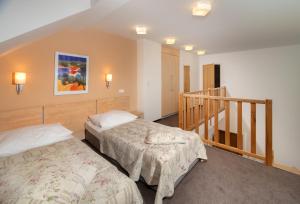 Postel nebo postele na pokoji v ubytování Hotel Chvalská Tvrz + 37 fotografií