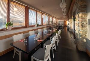 Reštaurácia alebo iné gastronomické zariadenie v ubytovaní Hotel Chvalská Tvrz