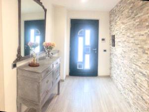 Zimmer mit einer Kommode, einem Spiegel und einer Tür in der Unterkunft B&B La coccola in Lainate