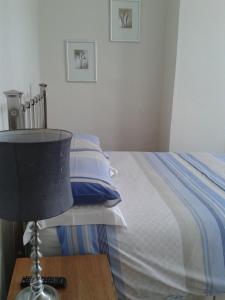 um quarto com uma cama e um candeeiro sobre uma mesa em Wentvale em Knottingly