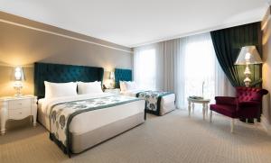Postel nebo postele na pokoji v ubytování Metropolitan Hotels Taksim