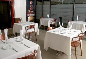 un gruppo di tavoli con tovaglie bianche di Tur Hotel Santiago a Santiago