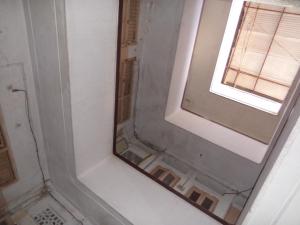 specchio in bagno con finestra di Vijay Palace a Indore