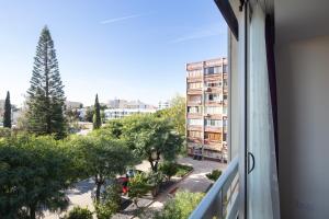 Aussicht aus einem Fenster eines Gebäudes in der Unterkunft CASA JOY Vilamoura apartment in Vilamoura