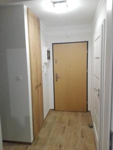 ein leeres Zimmer mit Tür und Flur in der Unterkunft Apartament Marzenie 5 - Opole in Oppeln