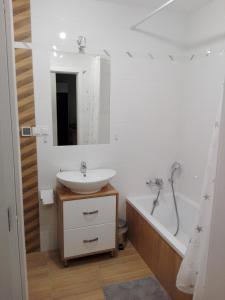 ein Badezimmer mit einem Waschbecken und einer Badewanne in der Unterkunft Apartament Marzenie 5 - Opole in Oppeln