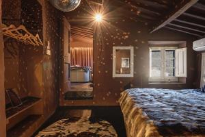sypialnia z dużym łóżkiem w pokoju w obiekcie My Chocolate Spa w mieście Capolona +15 zdjęć