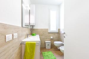 Et badeværelse på Casa Olivastro Millenario A + 11 billeder