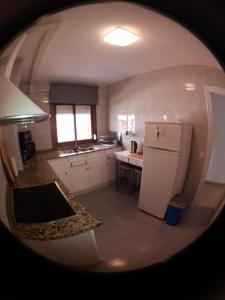 Kuchyňa alebo kuchynka v ubytovaní Fantástico Apartamento 1ª Línea de Playa