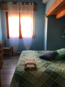 ムラヴェーラにあるLa margheritaのベッドルーム1室(緑のベッド1台、窓2つ付)