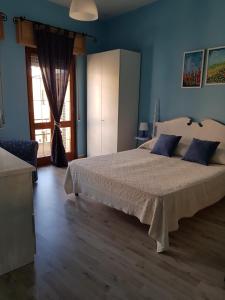 ムラヴェーラにあるLa margheritaのベッドルーム1室(青い壁のベッド1台、窓付)