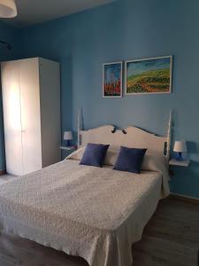 ムラヴェーラにあるLa margheritaの青い壁のベッドルーム1室(大型ベッド1台付)