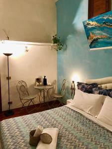 1 dormitorio con 1 cama y 1 mesa con sillas en Strange Uncle B&B, en Florencia