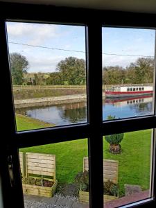 een raam met uitzicht op een rivier bij Nanny Quinn's Apartment in Killucan