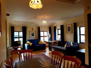 Nanny Quinn's Apartment في Killucan: غرفة معيشة مع أريكة وطاولة وكراسي
