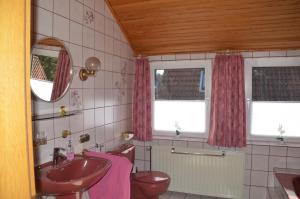 bagno con lavandino rosa e servizi igienici di Ferienwohnung Grensemann a Schneverdingen