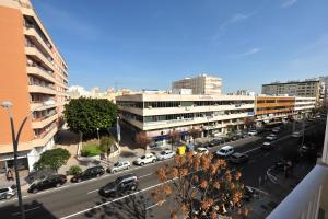 una calle de la ciudad con coches aparcados en un estacionamiento en San José Vistas Mar 2 baños, en Cádiz