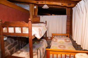 Łóżko lub łóżka piętrowe w pokoju w obiekcie Complejo Flores Azules
