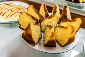 a plate with slices of bread on a table at Pousada Paraiso in Guanambi