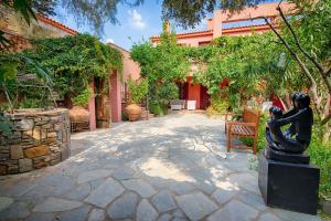 a statue of a woman and a child in a courtyard at The Varos Residences Hotel in Város