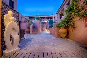 an alley way with a building with a letter d on it at The Varos Residences Hotel in Város