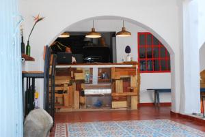 um quarto com um arco e um balcão de madeira em Hotel Casa Boutique Villa de Leyva em Villa de Leyva