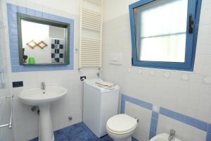 Un baño con un inodoro blanco y un lavabo. en case vacanza montesaraceno, en Mattinata 53 fotos más