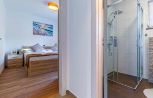łazienka z prysznicem oraz sypialnia z łóżkiem w obiekcie Holiday House emjalemi w Puli