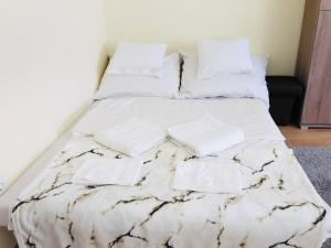 Postel nebo postele na pokoji v ubytování Ella Apartman