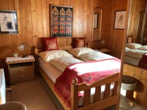 מיטה או מיטות בחדר ב-Free Spirit Chalet