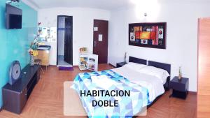 - une chambre avec un lit dans une pièce avec une horloge dans l'établissement Hotel Barcelona Chinauta, à Chinauta