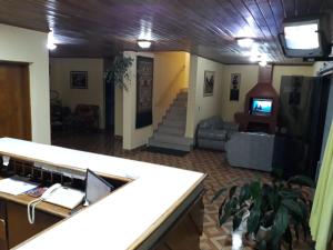 uma sala de estar com uma secretária e um sofá em HOTEL LAREIRA em São José dos Campos