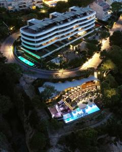 Bazén v ubytovaní Alàbriga Hotel GL alebo v jeho blízkosti