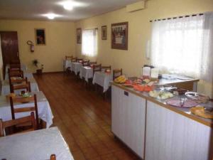 uma sala de jantar com mesas e cadeiras e um buffet em HOTEL LAREIRA em São José dos Campos