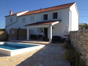 Πισίνα στο ή κοντά στο House Sakarun with swimming pool