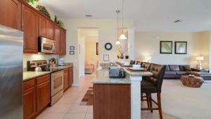 cocina y sala de estar con cocina y sala de estar. en Chantilly Condo - closer to Disney and Universal, en Orlando